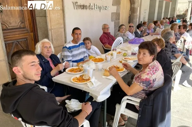 La plaza de la Constituciòn acogía la gran paellada de San Miguel 