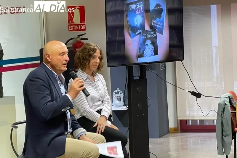María Suré ha presentado en Peñaranda su novela ‘Lagrimas de Polvo Rojo’
