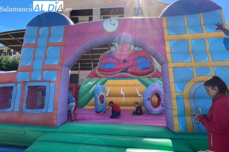 El gran parque infantil era protagonista del domingo de fiestas patronales