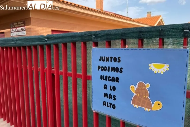 El CEI Gloria Fuertes comienza a crear un mural en positivo junto a los más pequeños