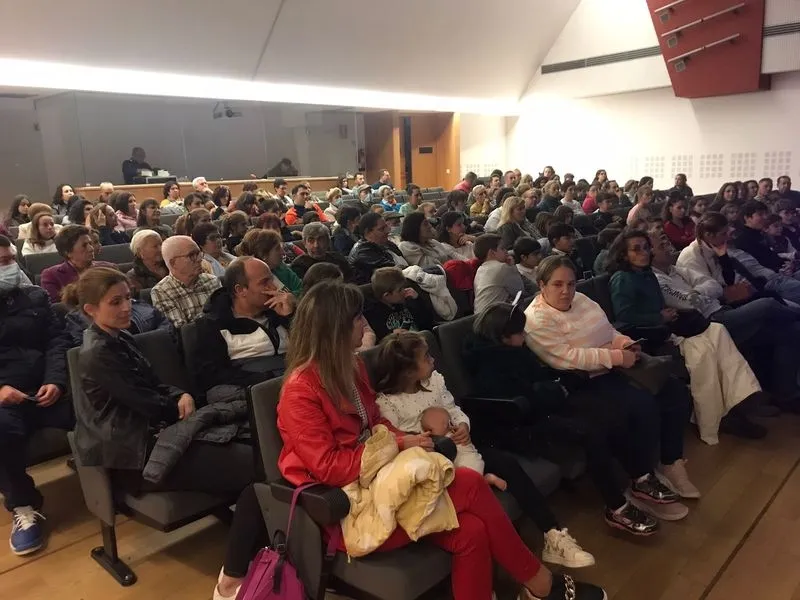 Foto 5 - Peque&ntilde;os y mayores disfrutan en Vitigudino con la actuaci&oacute;n del mago Miguel de Lucas