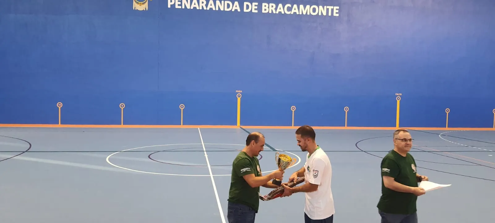 Foto 5 - Cofrades, p&uacute;blico y equipos llevan al &eacute;xito al IV Torneo de F&uacute;tbol Sala &lsquo;Virgen de la Esperanza&rsquo;