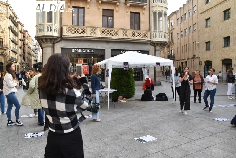 Acto en la plaza del Liceo con motivo del Día Europeo contra la Trata de Seres Humanos, organizado por Accem, Apramp, Cáritas Diocesana, Cruz Roja, Fundación CEPAIM, Salamanca Acoge e Ymca. Foto Vanesa Martins