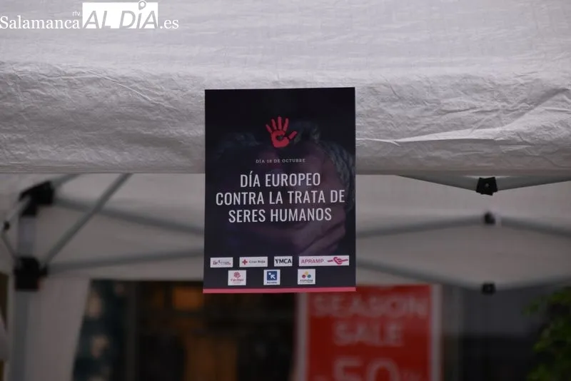 Acto en la plaza del Liceo con motivo del Día Europeo contra la Trata de Seres Humanos, organizado por Accem, Apramp, Cáritas Diocesana, Cruz Roja, Fundación CEPAIM, Salamanca Acoge e Ymca. Foto Vanesa Martins