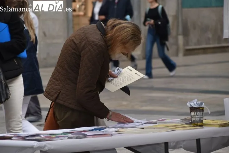 Acto en la plaza del Liceo con motivo del Día Europeo contra la Trata de Seres Humanos, organizado por Accem, Apramp, Cáritas Diocesana, Cruz Roja, Fundación CEPAIM, Salamanca Acoge e Ymca. Foto Vanesa Martins