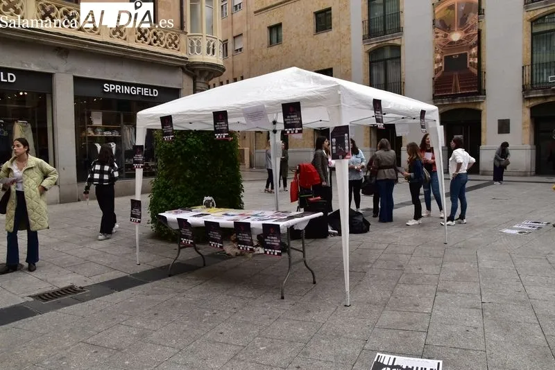 Acto en la plaza del Liceo con motivo del Día Europeo contra la Trata de Seres Humanos, organizado por Accem, Apramp, Cáritas Diocesana, Cruz Roja, Fundación CEPAIM, Salamanca Acoge e Ymca. Foto Vanesa Martins