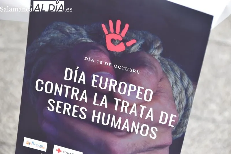 Acto en la plaza del Liceo con motivo del Día Europeo contra la Trata de Seres Humanos, organizado por Accem, Apramp, Cáritas Diocesana, Cruz Roja, Fundación CEPAIM, Salamanca Acoge e Ymca. Foto Vanesa Martins