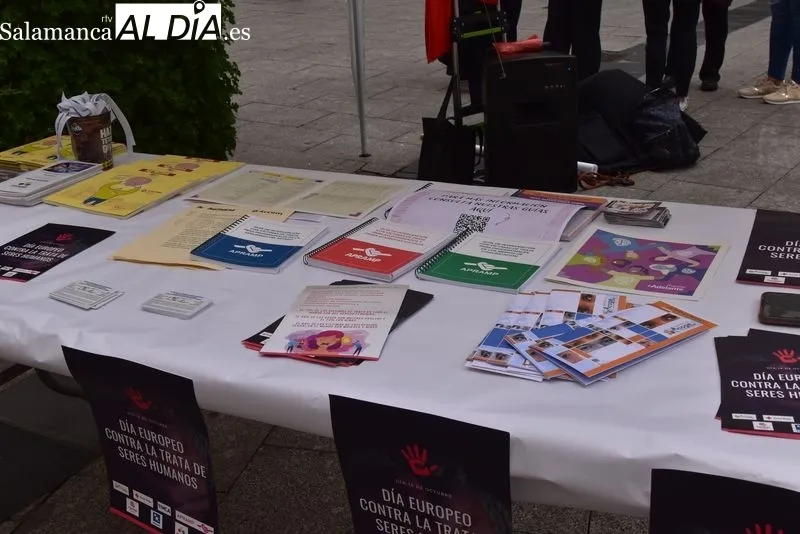 Acto en la plaza del Liceo con motivo del Día Europeo contra la Trata de Seres Humanos, organizado por Accem, Apramp, Cáritas Diocesana, Cruz Roja, Fundación CEPAIM, Salamanca Acoge e Ymca. Foto Vanesa Martins