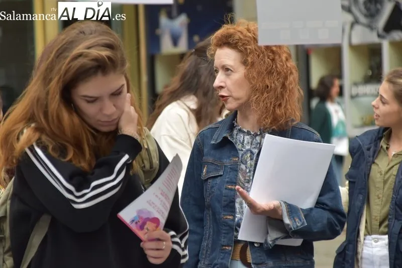 Acto en la plaza del Liceo con motivo del Día Europeo contra la Trata de Seres Humanos, organizado por Accem, Apramp, Cáritas Diocesana, Cruz Roja, Fundación CEPAIM, Salamanca Acoge e Ymca. Foto Vanesa Martins