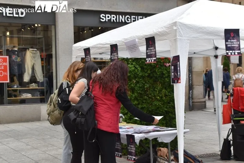 Acto en la plaza del Liceo con motivo del Día Europeo contra la Trata de Seres Humanos, organizado por Accem, Apramp, Cáritas Diocesana, Cruz Roja, Fundación CEPAIM, Salamanca Acoge e Ymca. Foto Vanesa Martins