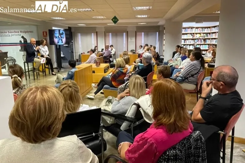 María Suré ha presentado en Peñaranda su novela ‘Lagrimas de Polvo Rojo’