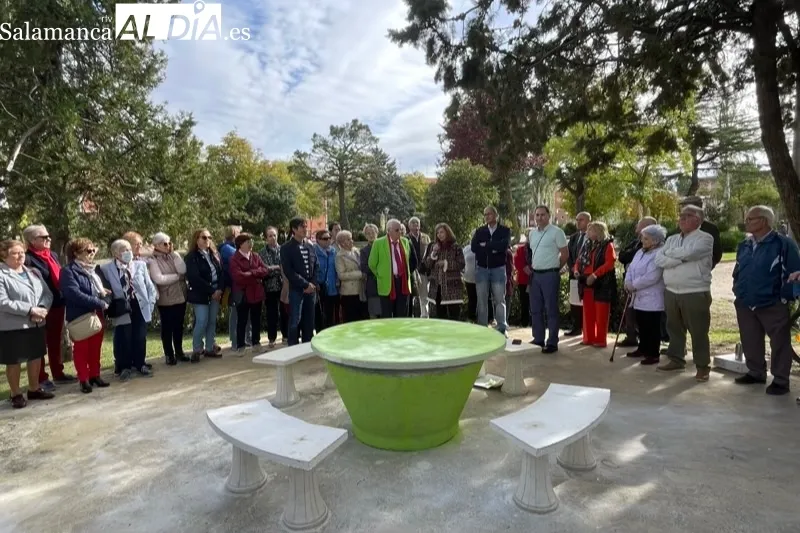 El Padre Ángel inauguraba en Peñaranda la primera ‘Mesa Verde’