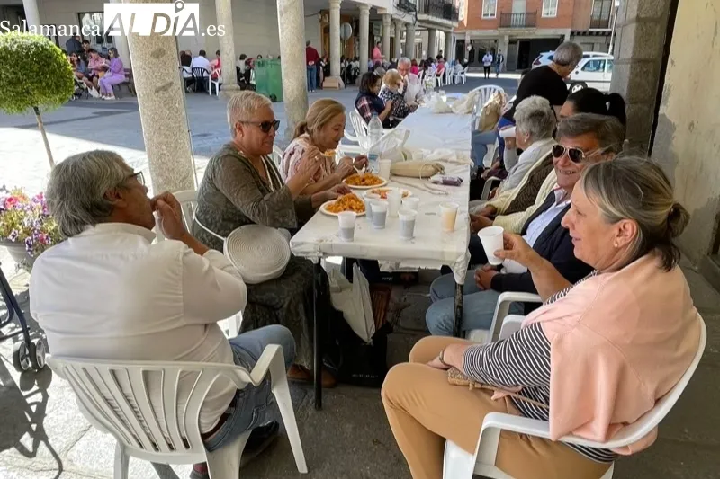 La plaza de la Constituciòn acogía la gran paellada de San Miguel 