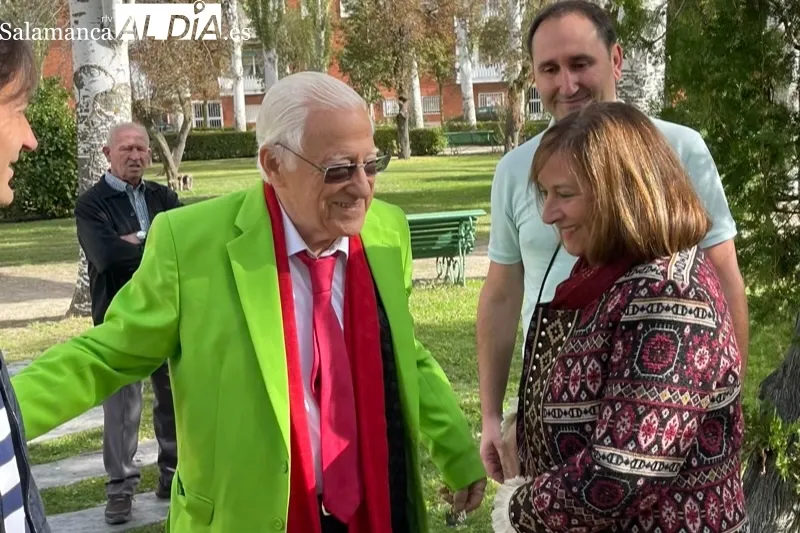 El Padre Ángel inauguraba en Peñaranda la primera ‘Mesa Verde’