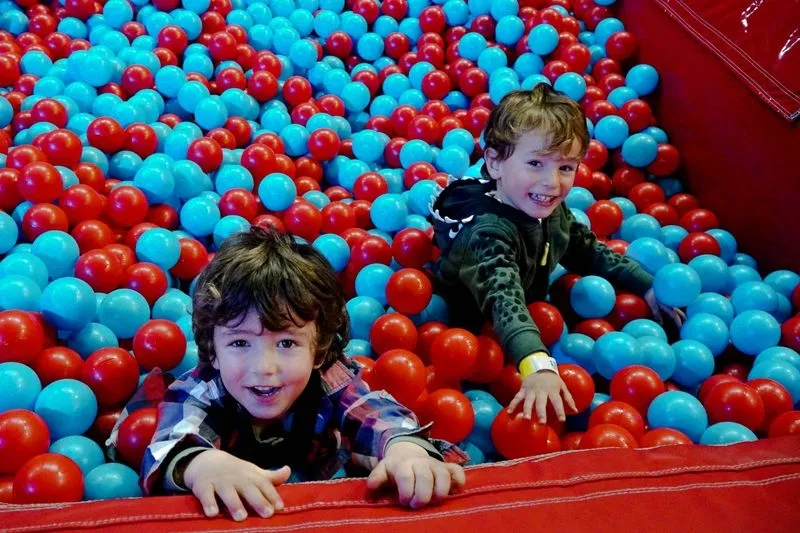 El gran parque hinchable del Centro Comercial El Tormes. 