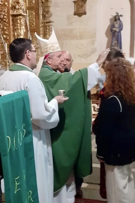 Foto 4 - Nueve j&oacute;venes de Villaflores reciben la Confirmaci&oacute;n de manos del obispo de Salamanca