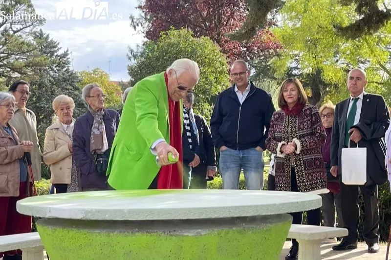 El Padre Ángel inauguraba en Peñaranda la primera ‘Mesa Verde’