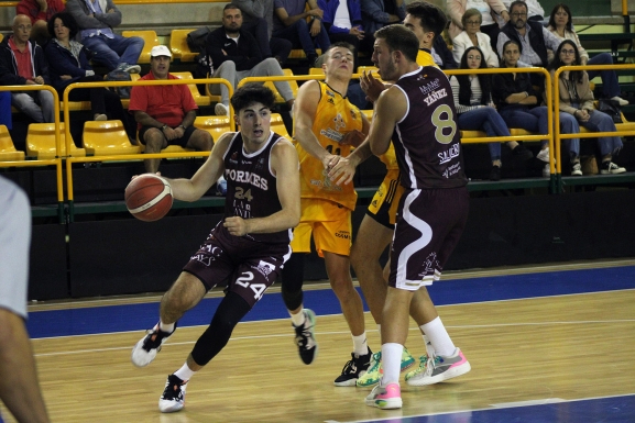 El CB Tormes no puede sumar su segundo triunfo en Melilla tras un choque de altibajos (84-75)