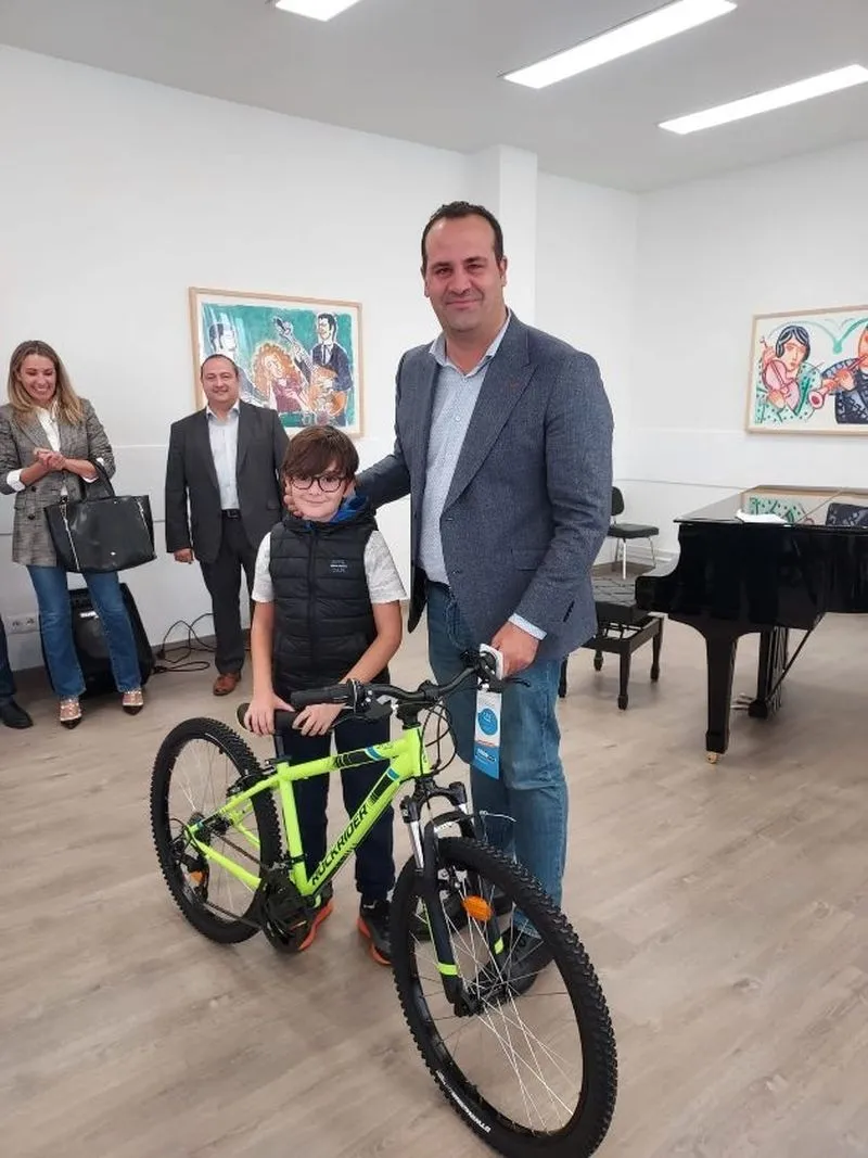El alcalde, David Mingo, hizo entrega al ganador, Javier Sánchez, de una bicicleta