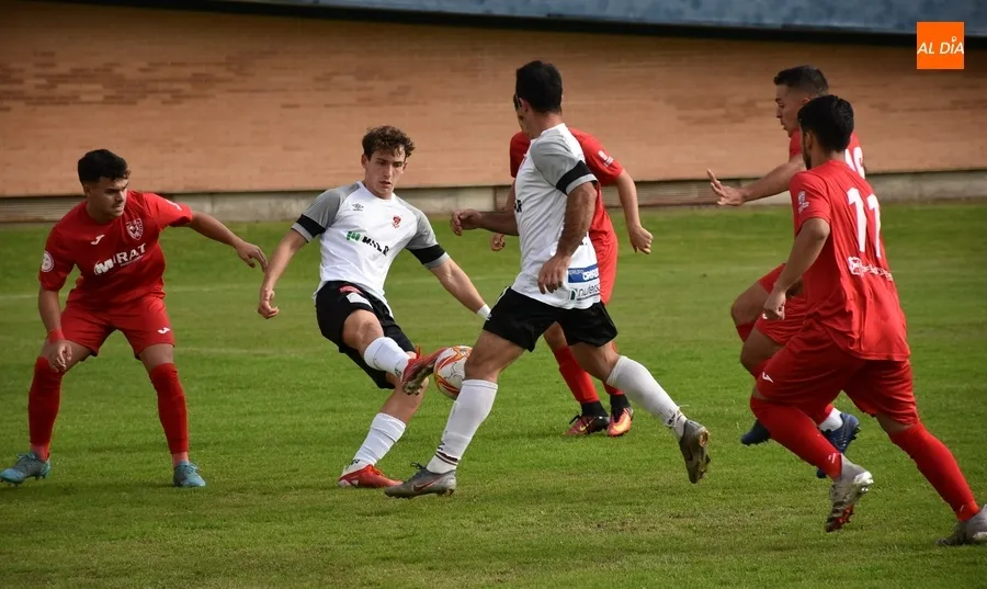 Foto 6 - Correcto reparto de puntos entre Ciudad Rodrigo y Ribert, sin el &lsquo;cl&aacute;sico&rsquo; golpe de efecto final 