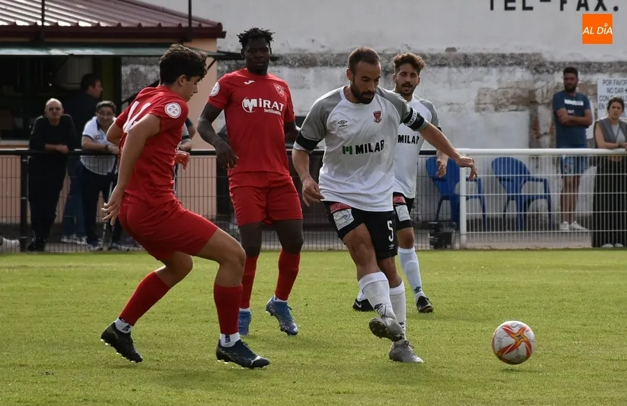 Foto 8 - Correcto reparto de puntos entre Ciudad Rodrigo y Ribert, sin el &lsquo;cl&aacute;sico&rsquo; golpe de efecto final 