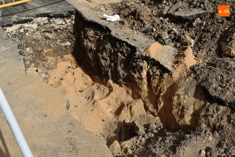 Foto 6 - Una aver&iacute;a en el suministro de agua bloquea el tr&aacute;fico en el Paseo de Carmelitas