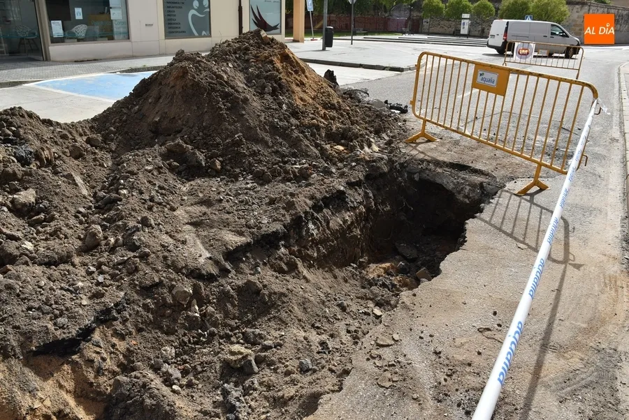 Foto 4 - Una aver&iacute;a en el suministro de agua bloquea el tr&aacute;fico en el Paseo de Carmelitas