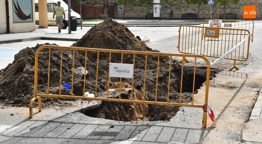 Foto 3 - Una aver&iacute;a en el suministro de agua bloquea el tr&aacute;fico en el Paseo de Carmelitas