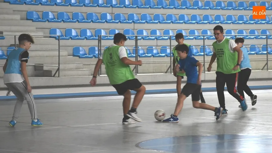 Foto 6 - Unos 30 chavales abren la nueva temporada de la Escuela Municipal de F&uacute;tbol Sala