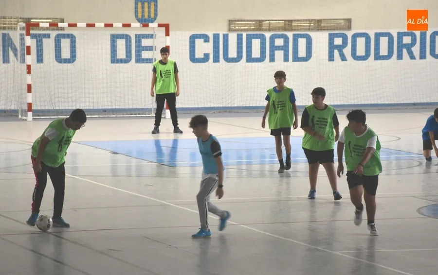 Foto 5 - Unos 30 chavales abren la nueva temporada de la Escuela Municipal de F&uacute;tbol Sala