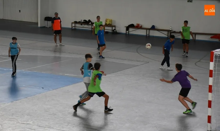 Foto 4 - Unos 30 chavales abren la nueva temporada de la Escuela Municipal de F&uacute;tbol Sala
