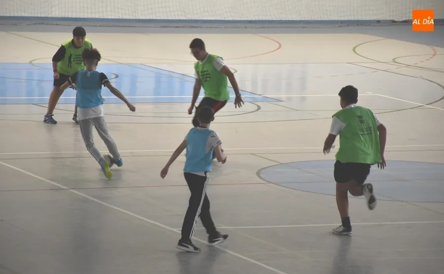 Foto 2 - Unos 30 chavales abren la nueva temporada de la Escuela Municipal de F&uacute;tbol Sala