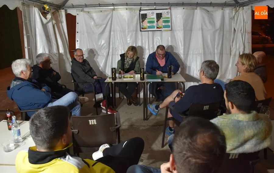 Foto 2 - Presentada la 2&ordf; Liga del Club de P&aacute;del, con homenaje incluido a su socio m&aacute;s veterano