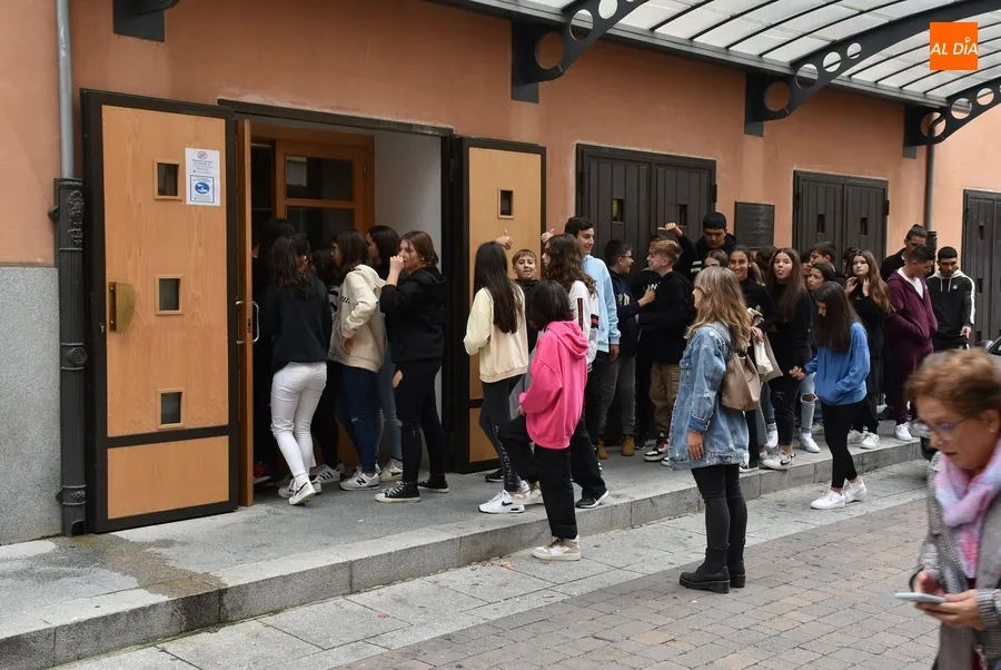 Foto 3 - Miguel de Lucas descubre a alumnos de Secundaria el mago que hay en ellos