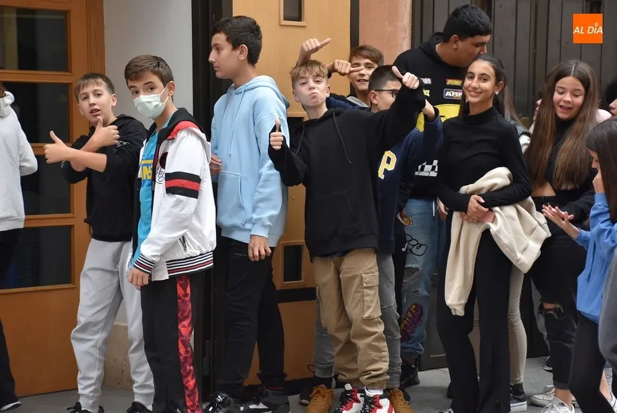 Foto 4 - Miguel de Lucas descubre a alumnos de Secundaria el mago que hay en ellos