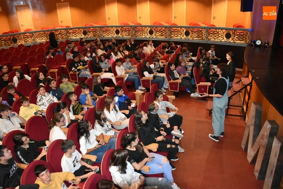 Foto 5 - Miguel de Lucas descubre a alumnos de Secundaria el mago que hay en ellos