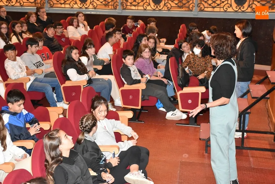 Foto 6 - Miguel de Lucas descubre a alumnos de Secundaria el mago que hay en ellos