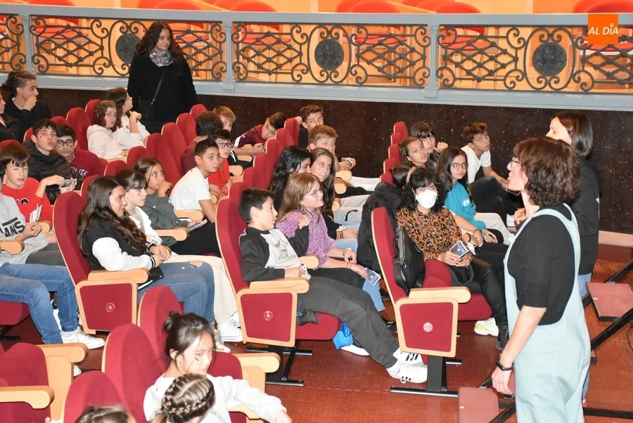 Foto 7 - Miguel de Lucas descubre a alumnos de Secundaria el mago que hay en ellos