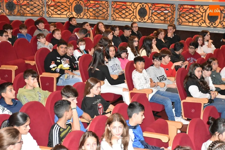 Foto 8 - Miguel de Lucas descubre a alumnos de Secundaria el mago que hay en ellos
