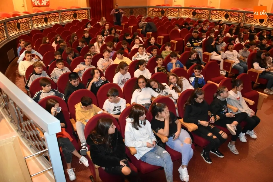 Foto 9 - Miguel de Lucas descubre a alumnos de Secundaria el mago que hay en ellos