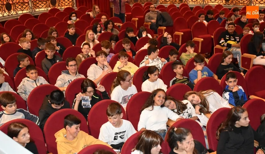 Foto 10 - Miguel de Lucas descubre a alumnos de Secundaria el mago que hay en ellos