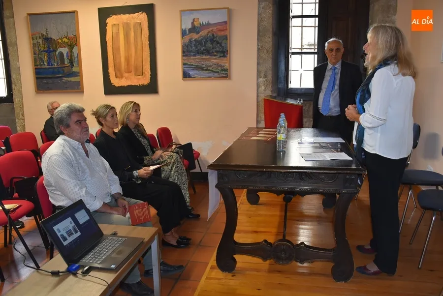 Foto 2 - Justo Alberto Huertas explica c&oacute;mo era la Hacienda Militar en el siglo XVIII