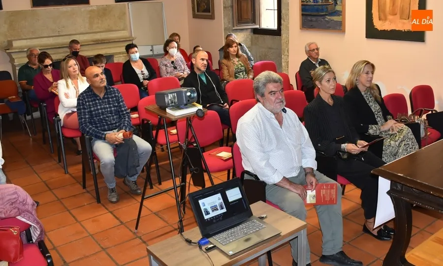 Foto 3 - Justo Alberto Huertas explica c&oacute;mo era la Hacienda Militar en el siglo XVIII