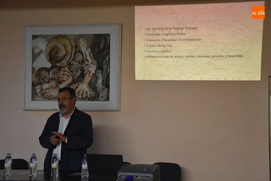 Foto 5 - Mart&iacute;n Benito explica los hist&oacute;ricos caminos y comunicaciones existentes en la Raya