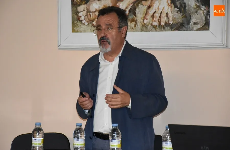 Foto 4 - Mart&iacute;n Benito explica los hist&oacute;ricos caminos y comunicaciones existentes en la Raya