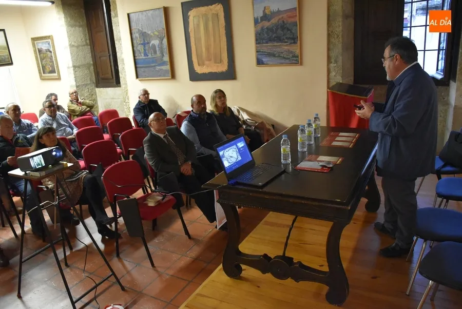 Foto 3 - Mart&iacute;n Benito explica los hist&oacute;ricos caminos y comunicaciones existentes en la Raya