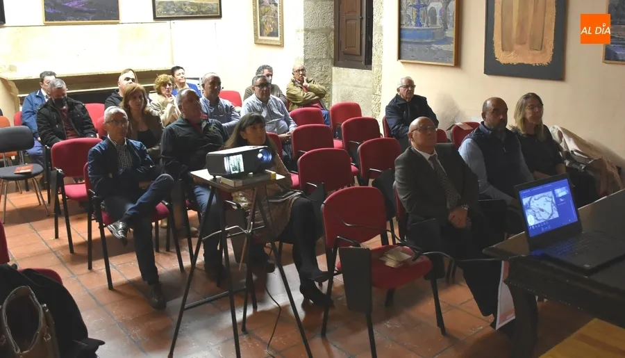 Foto 2 - Mart&iacute;n Benito explica los hist&oacute;ricos caminos y comunicaciones existentes en la Raya