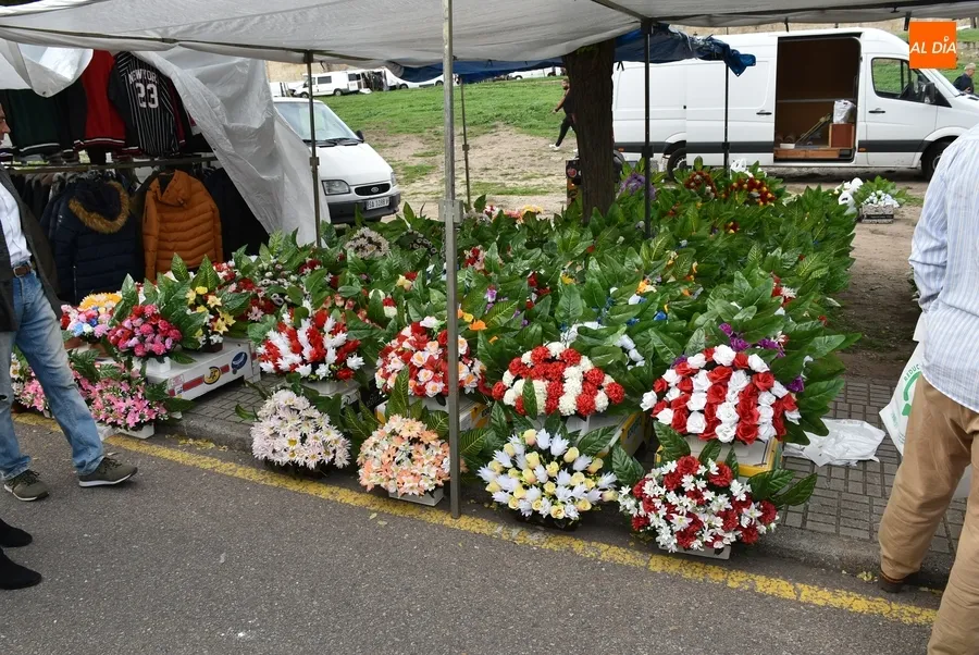 Foto 4 - El D&iacute;a de Todos los Santos da colorido extra al mercadillo sabatino