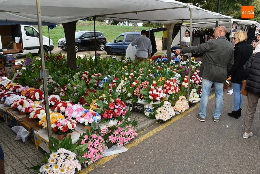 Foto 2 - El D&iacute;a de Todos los Santos da colorido extra al mercadillo sabatino