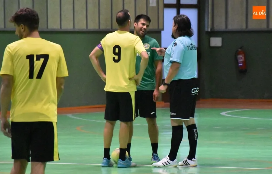 Foto 2 - Villavieja de Yeltes repite victoria a &uacute;ltima hora en el derby del Oeste frente al Mir&oacute;briga Futsal